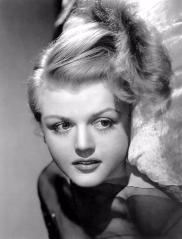 The Hollywood Living Legend Look At The Beauty Of Young Angela 