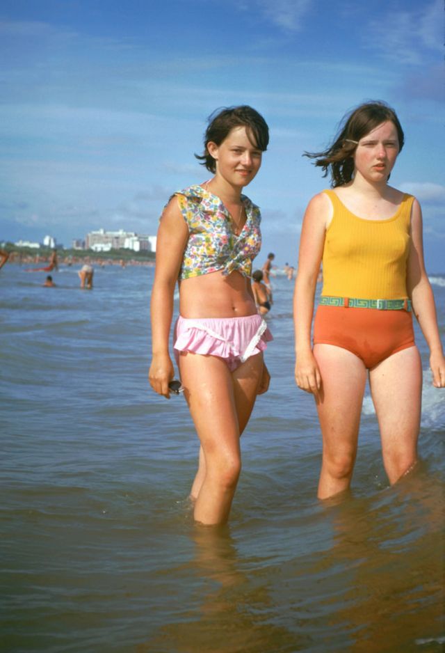 38 Color Snapshots Of Teenage Girls In Swimsuits From The 1960s