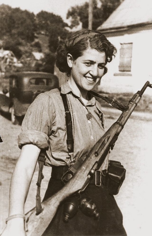 30 Vintage Photos Of Beautiful Female Partisans And Resistance Fighters 