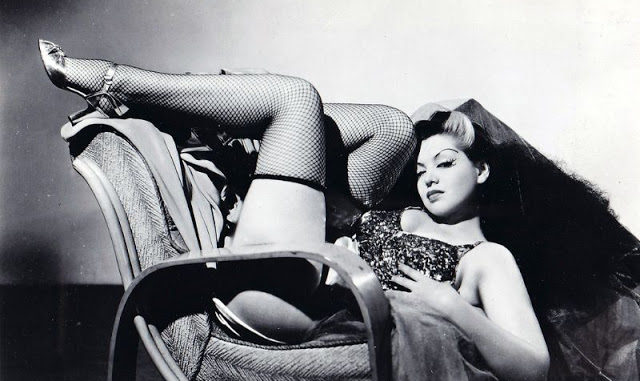 35 Glamorous Photos of Unknown Pin-Up Girls That Looked Like Classic