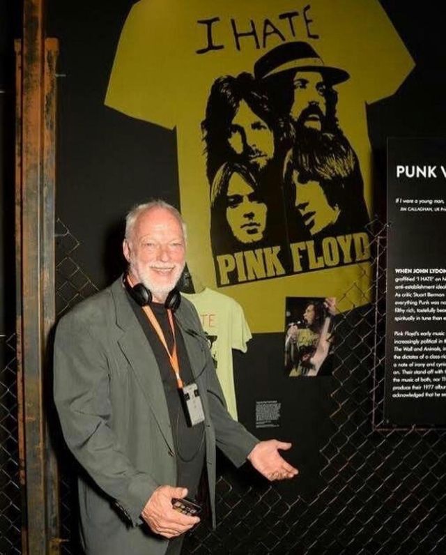 When The Sex Pistols Members Shared Their Famous T Shirt Reading “i Hate Pink Floyd” In The
