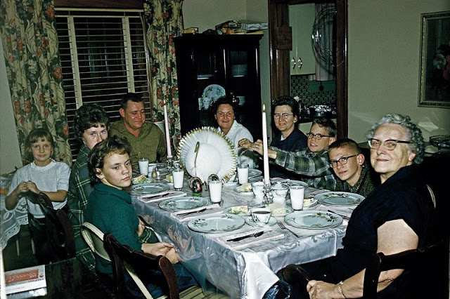 30 Intimate Snaps That Capture Thanksgiving Dinners in the 1950s and ...