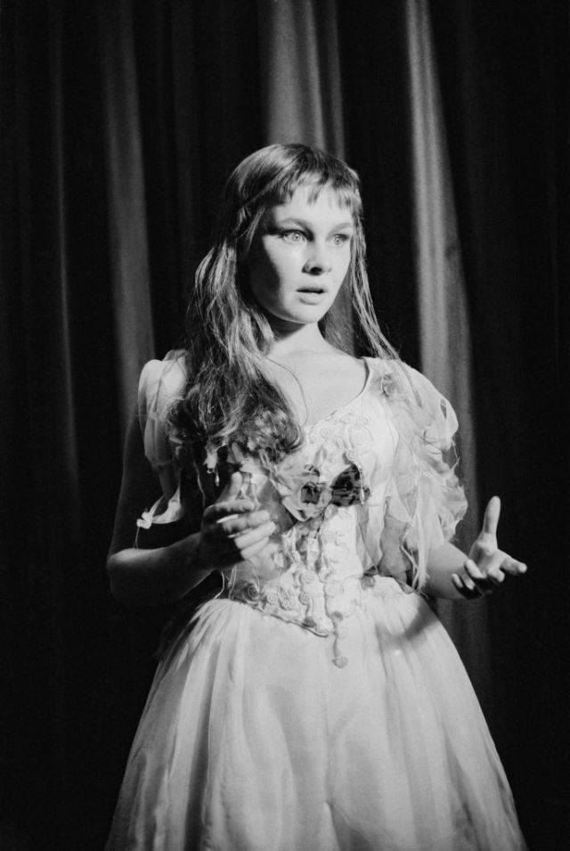 Beautiful Vintage Photos Of A Young Judi Dench From The 1950s To 1970s.
