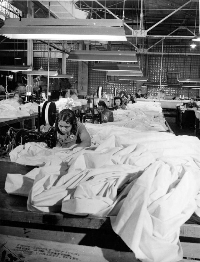 Parachute Riggers at Work During World War II | Vintage News Daily